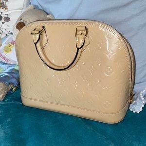 Louis Vuitton
Alma MM leather handbag
